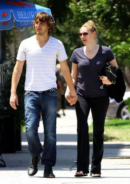 Scott Michael Foster and Laura Prepon