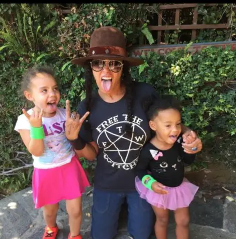 Cree Summer with her daughters