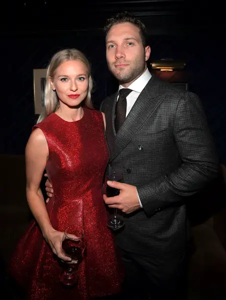 Jai Courtney & Girlfriend Madly In love, Wife To Be? Gay Talk of ...