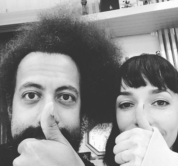    Reggie Watts con misterioso, Novia Andrea Feyler 