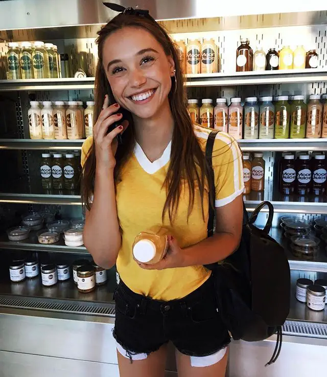 Alexis Ren Boyfriend, Dating, Family, Workout