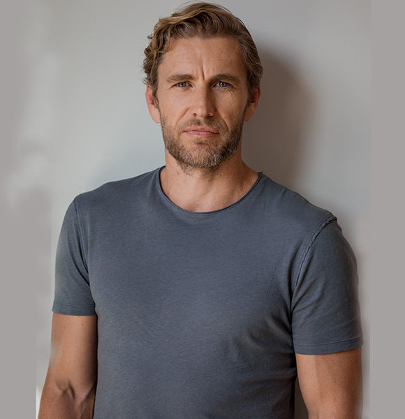 Brett Tucker Wife, Dating Status, Gay, Family, Net Worth