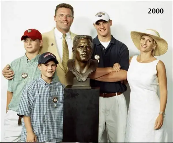 Howie Long with his wife and kids on 29 July 2000