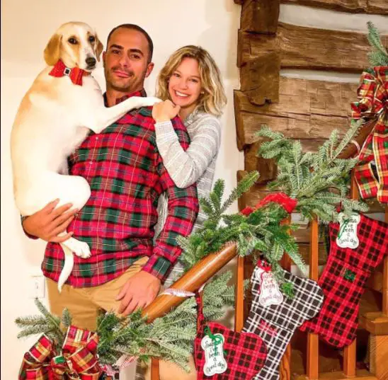 Boris Sanchez alongside his wife Jenifer and pet dog