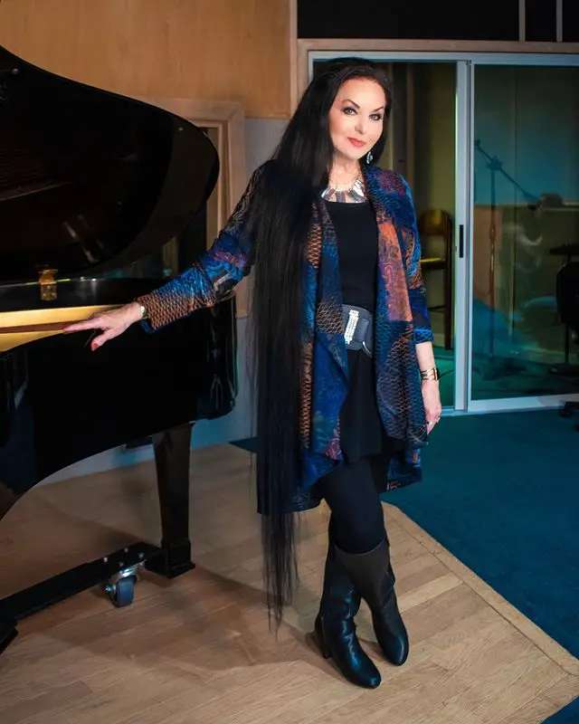 Crystal Gayle Sporting Her Natural Hair