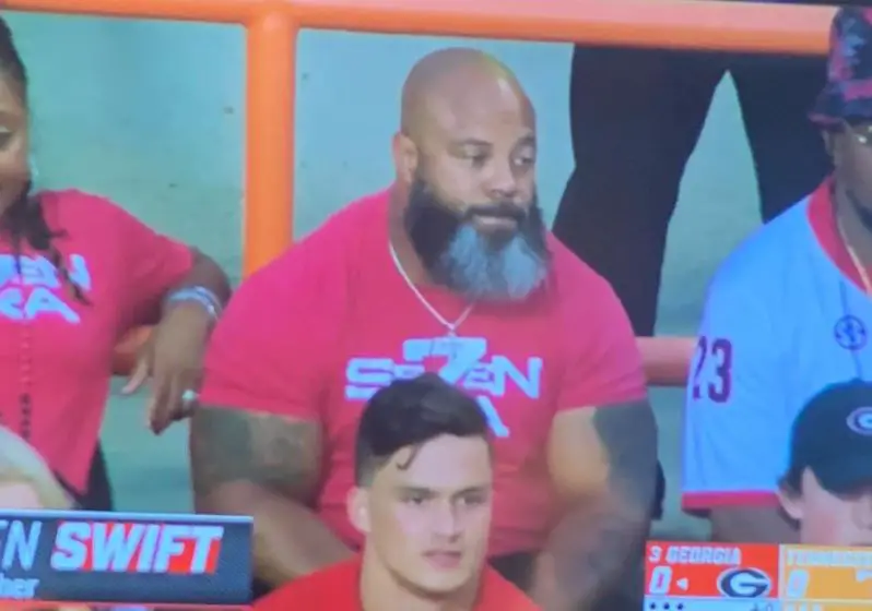 D'Andre Swift's jacked dad sitting in the audience