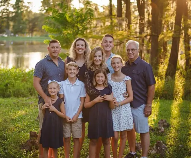 Elle Graham With Her Parents And Siblings