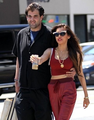 Jason Davis Clicked while Taking A Stroll with His Girlfriend 