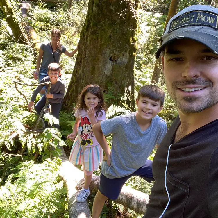 Jesse Hutch With His Wife & Children