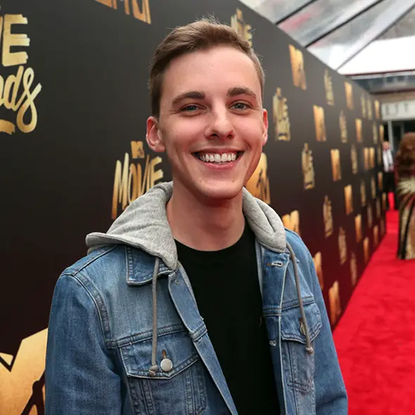 Once Single And Thought To Be Gay Jon Cozart Currently On Affair With Girlfriend; Single Or Dating At The Moment?