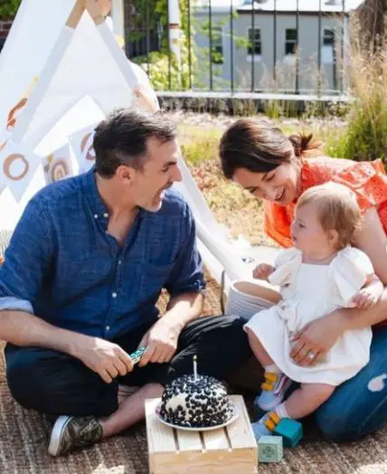 Paul Schneider with his wife, Theresa Avila, and daughter Louisa