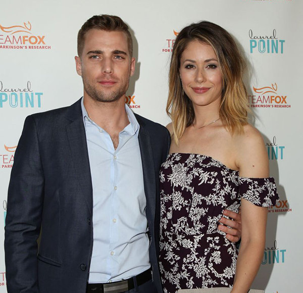 Who we dating. Дастин миллиган и Аманда Крю. Amanda Crew Dustin. Dustin Milligan boyfriend. Amanda Crew Dustin 2020.