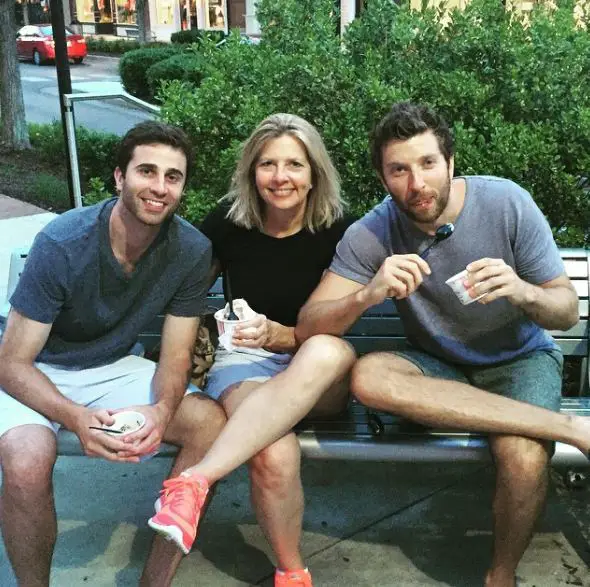Brett-Eldredge-with-mother-and-brother2020