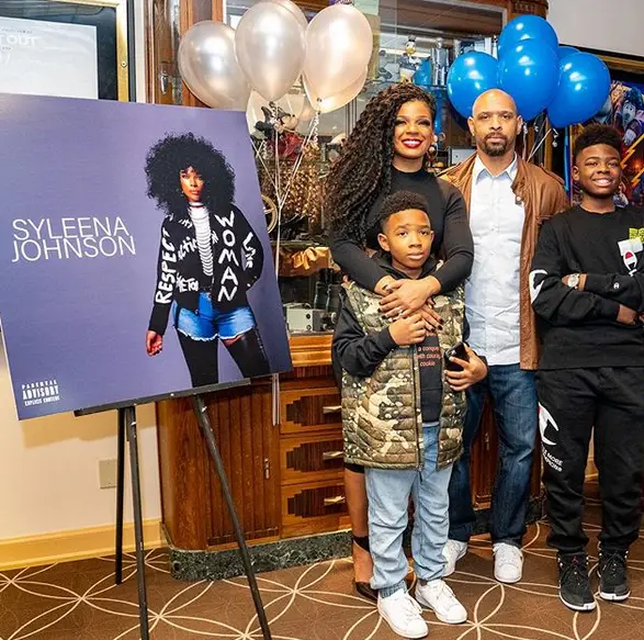 Syleena-Johnson-With-Husband-And-Children-2020