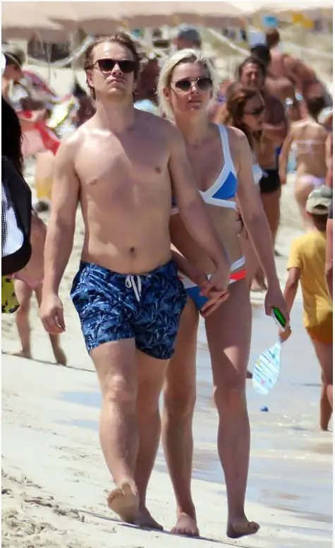 Alfie Allen and Former Girlfriend Allie Teilz Spends Time on the Beach in 2017