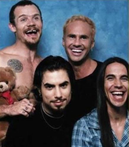 Dave Navarro posing with the band members of Red Hot Chilli Peppers