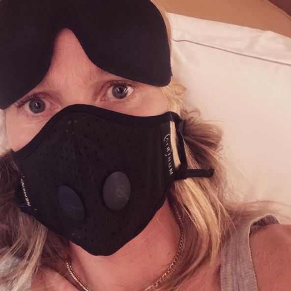 gwyneth-paltrow-wears-face-mask