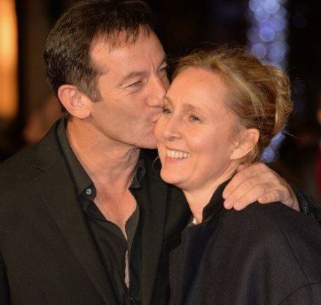 Jason Isaacs planting a peck on his wifeâ€™s cheek 