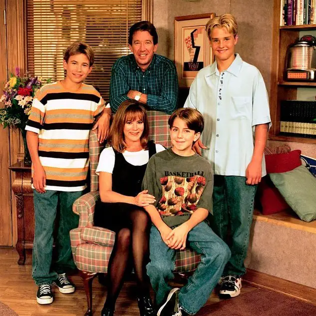 Jonathan Taylor Thomas with the cast of Home Improvement 