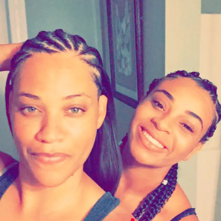 Koryn Hawthorne posing with her mother