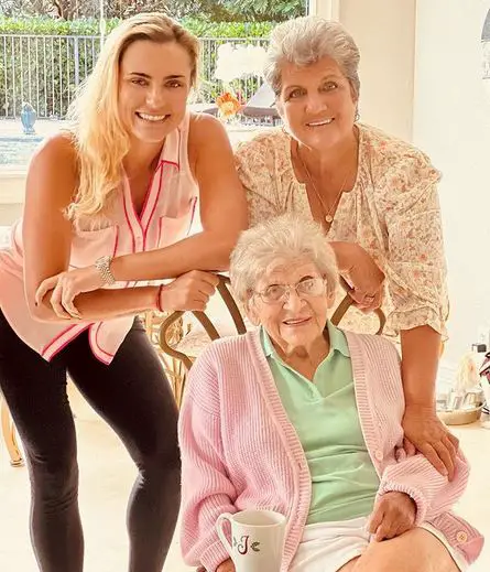 Lexi Thompson with her mother and grandmother