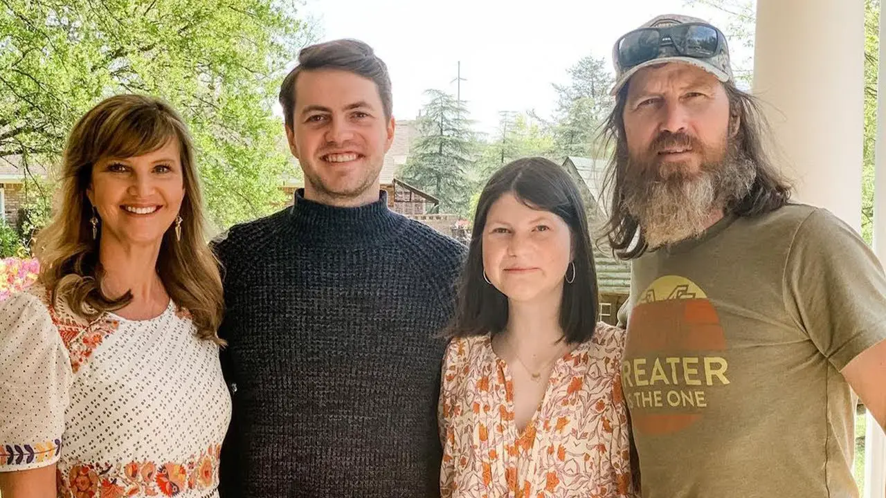 Jase Robertson with His Wife and Family