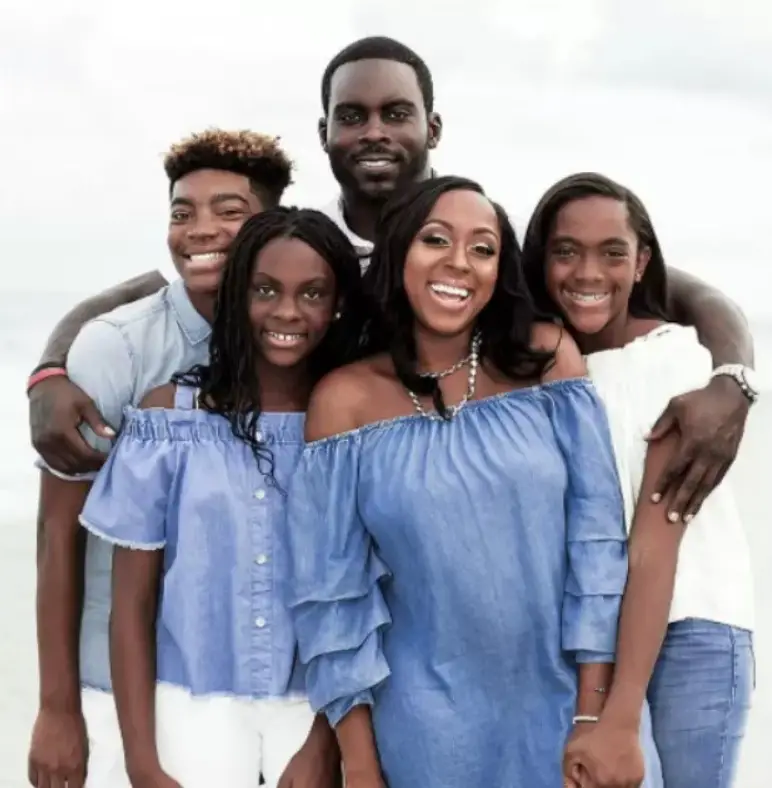 Michael Vick with wife and children