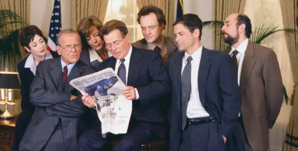 Moira Kelly(left) with the cast of The West Wing 
