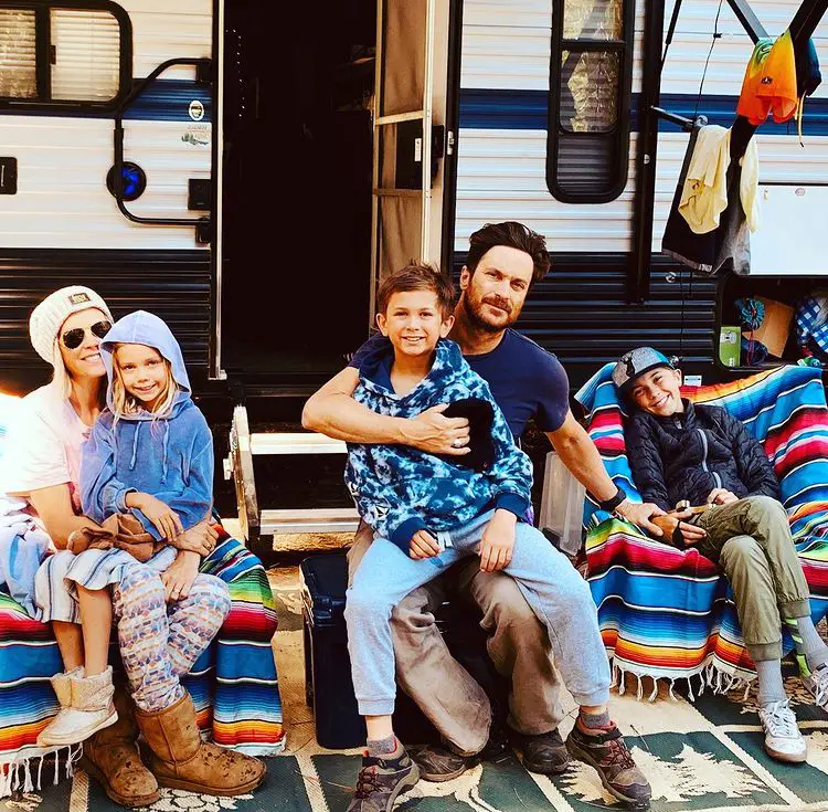 Oliver Hudson enjoying his family trip with his wife and kids 