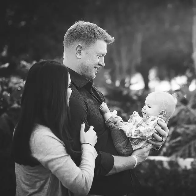 ScottÃ¢â‚¬â„¢s family picture with his wife and son