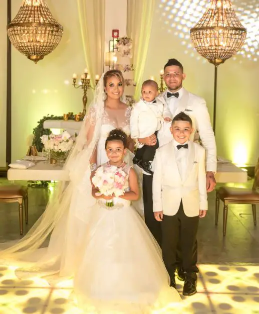 Yadier Molina and how wife on their wedding day posing with their kids 